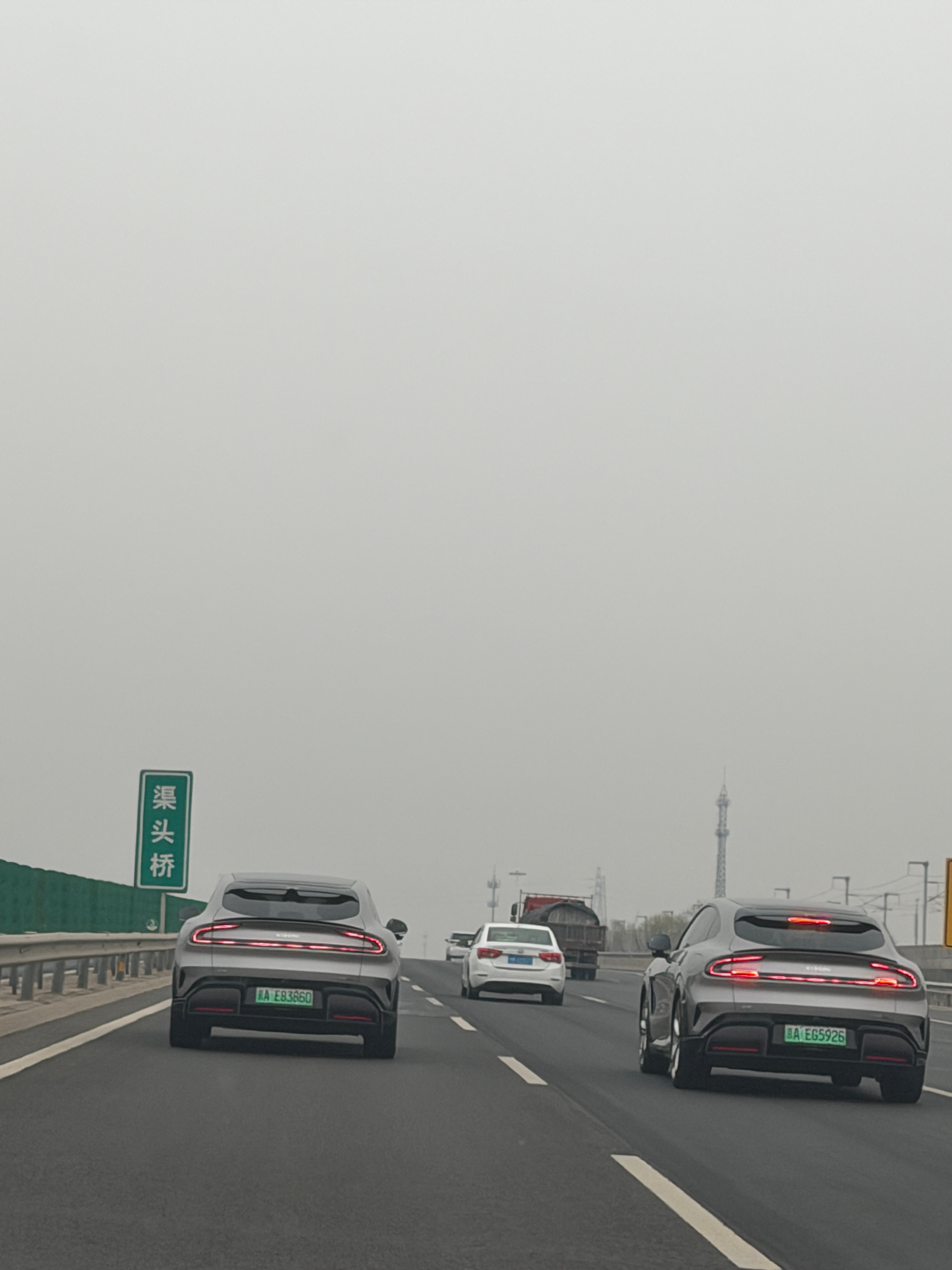 京津高速上，闪现了小米YU7的车队，三辆并排，确实有点小帅