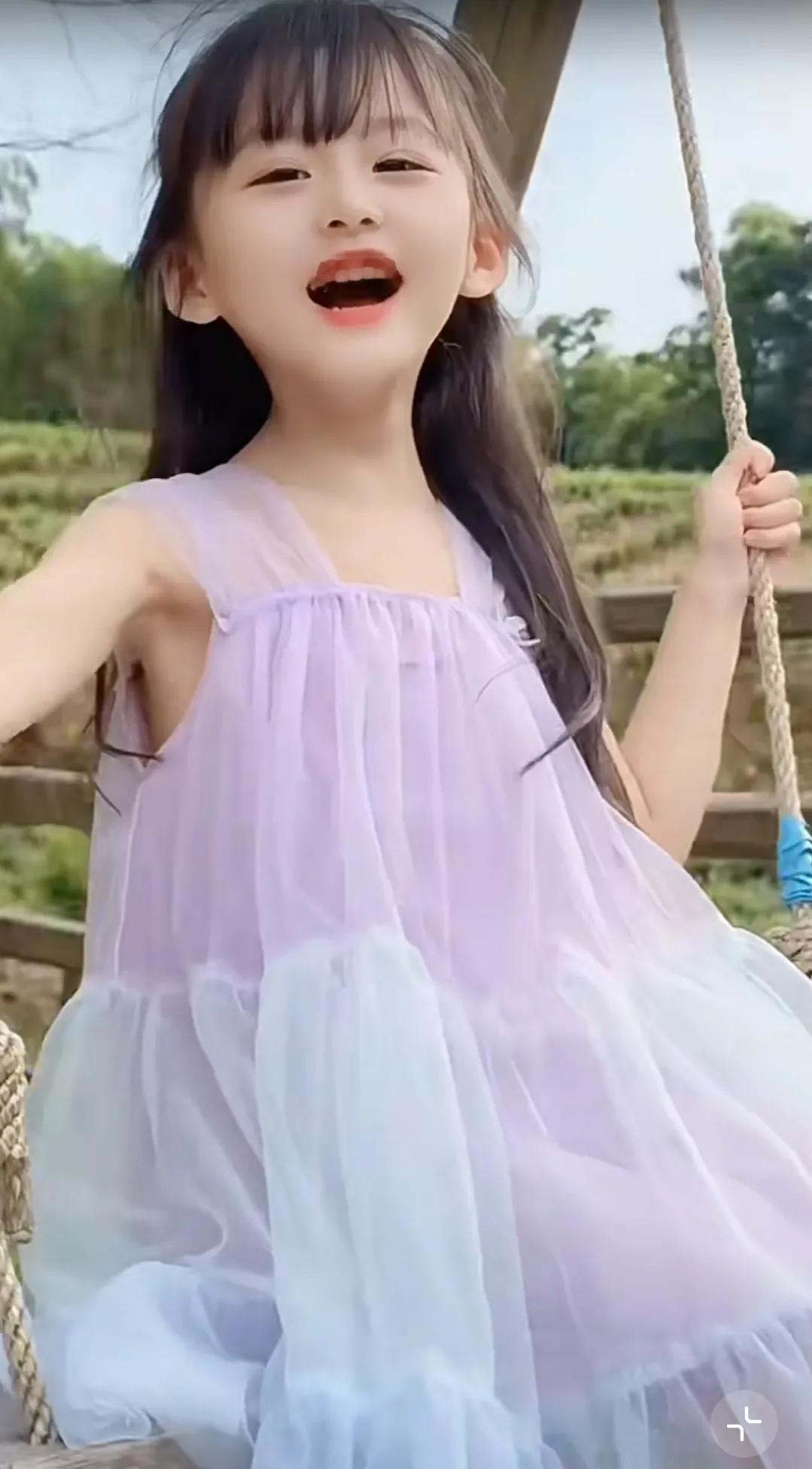 每个人都有美好的童年，童年里有太多有趣的画面。#漂亮小女孩儿。# #来一组轻颜女