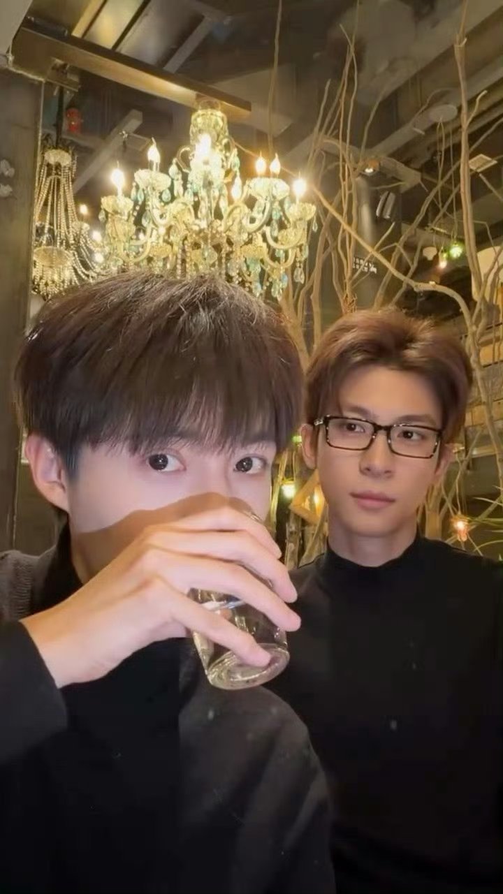 管栎闫睿豪太美味了 帅哥同框氛围感拉满，颜值气质双双在线，每一帧都惊艳，越看越有