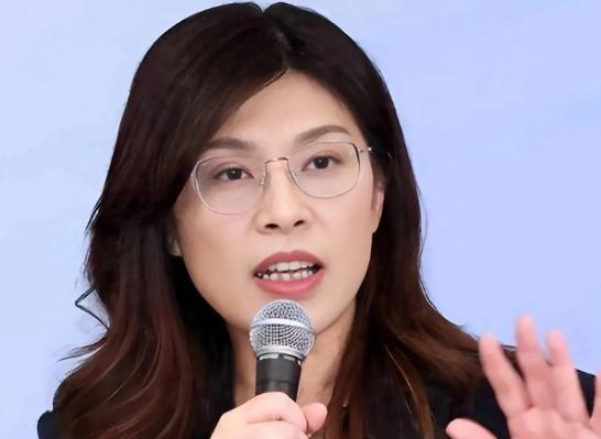 最新民调，郑丽文支持率4% ，其想要在2028年赢得大选，几乎没有可能了，她来了