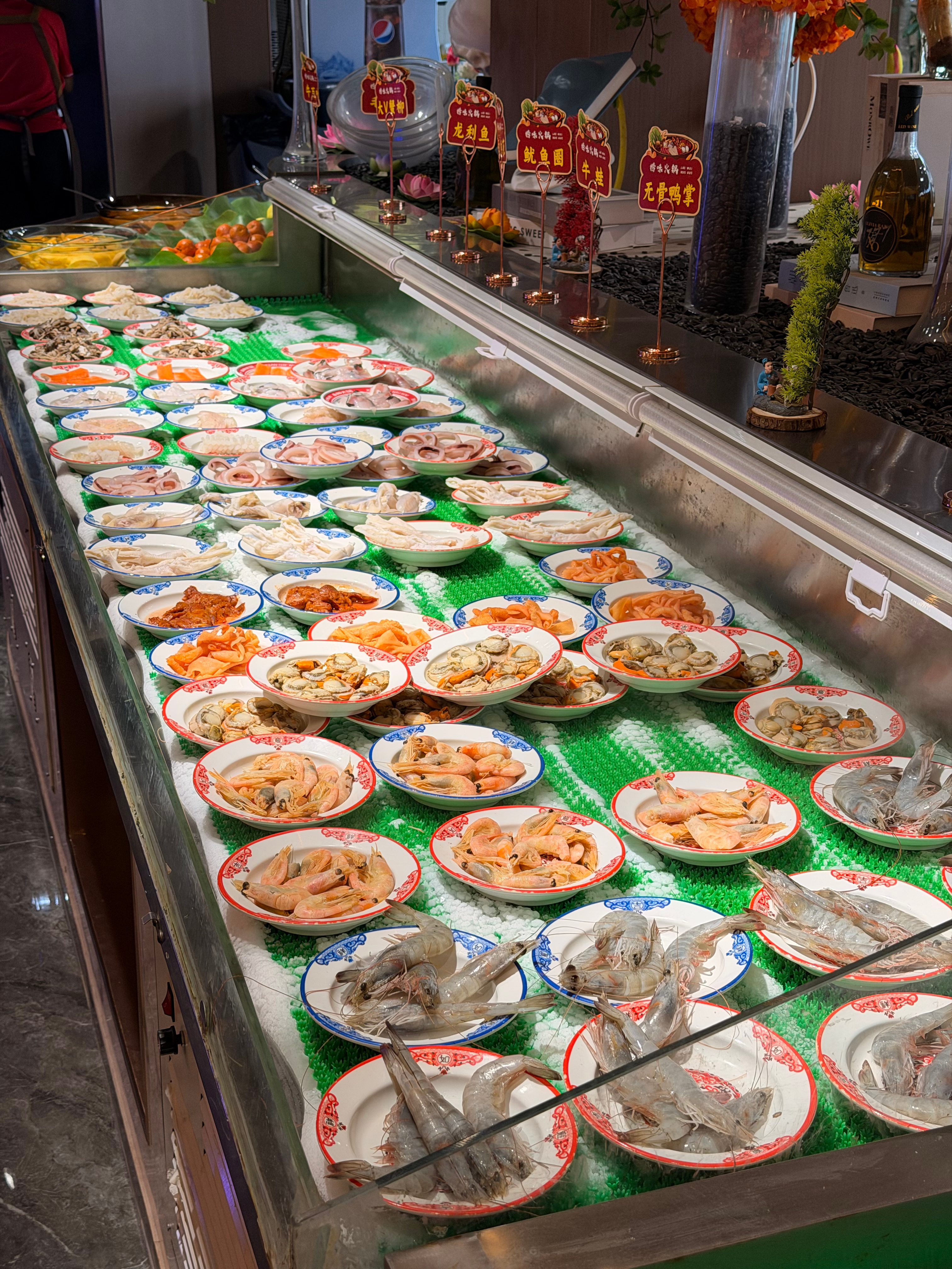 足疗按摩我是一点不感兴趣，这个自助餐我可是猛猛炫～而且今天人少，超级爽，随便吃！