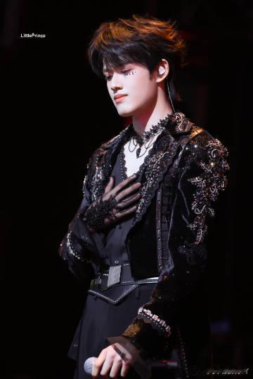 荣耀之战热心市民张极 饭拍视频里张极的挑染发色会发光！不同灯光下呈现不同色彩，配