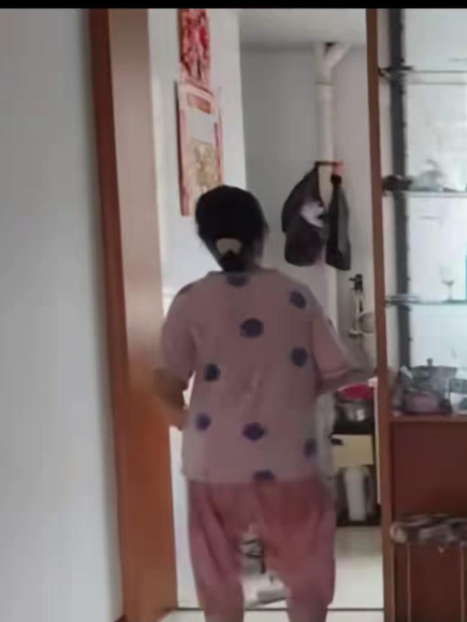 肚里无文空研墨，
精准利益拍视频。
网络游戏里封神，
行为艺术火出圈。