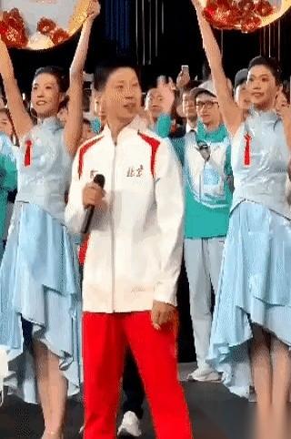 我跟你讲，最牛的医美项目，叫“夺冠”。
前脚刚打完团体决赛，马龙那眼袋，沉得能挂