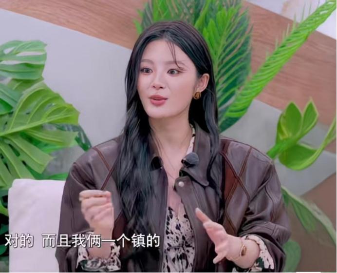 白小白：“你们俩都是广东的？”

姚晓棠：“对的，而且我们俩还是一个镇的。”
