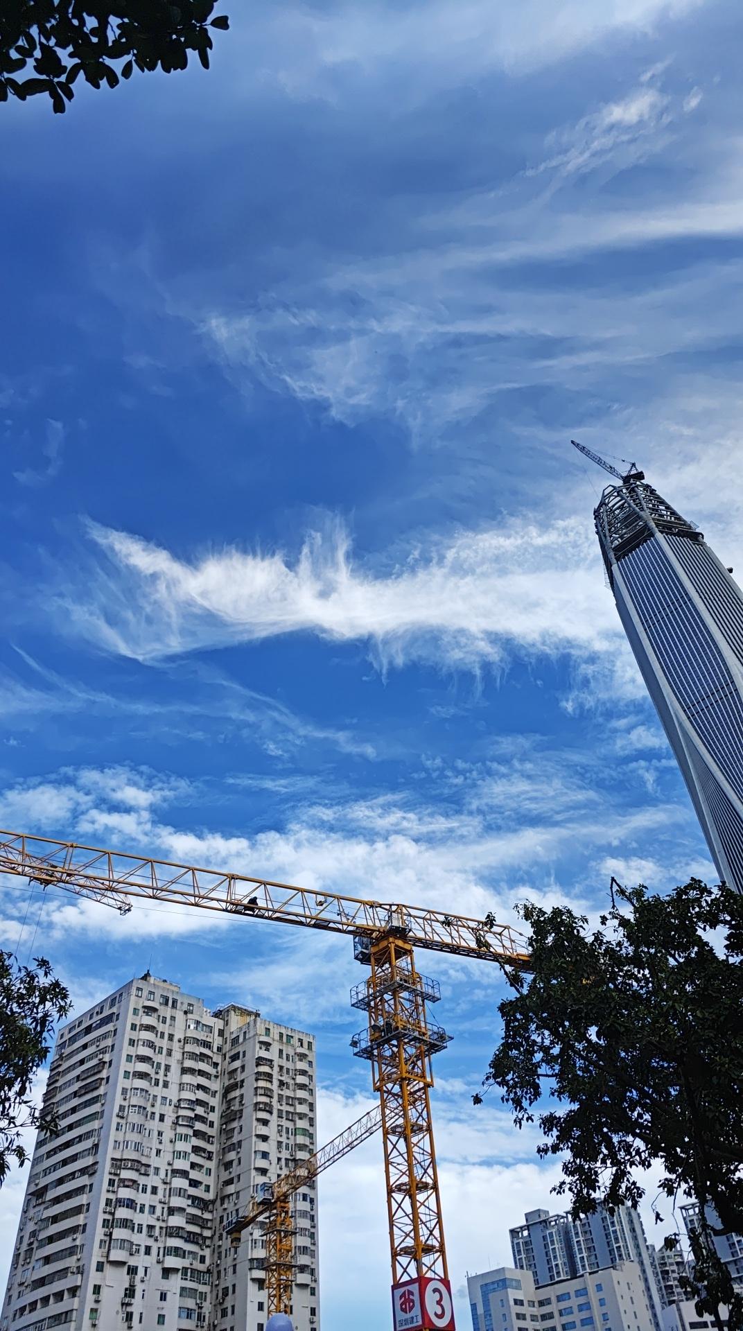 深圳7月10日下午5点，深圳的天空云卷云舒。