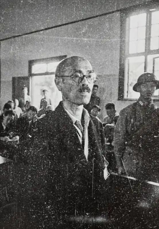 1945年，日本投降，老蒋特别对何应钦交代说：酒井隆这个战犯必须处以极刑，让他血