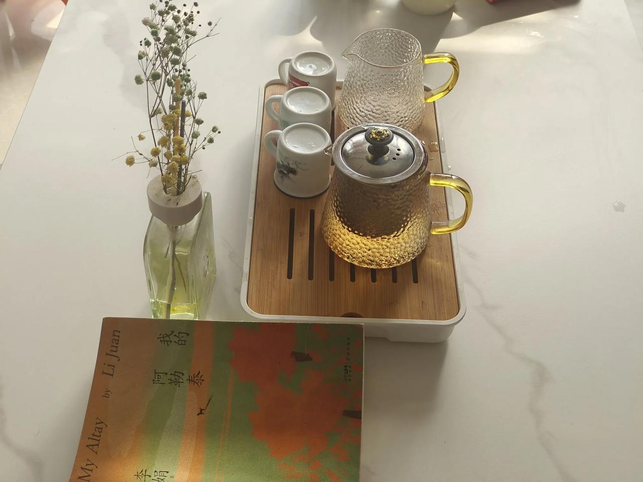 1最好的年华就是遇见最美的自己！
2看淡，万事皆可如随风飘絮。
3最富的人不一定