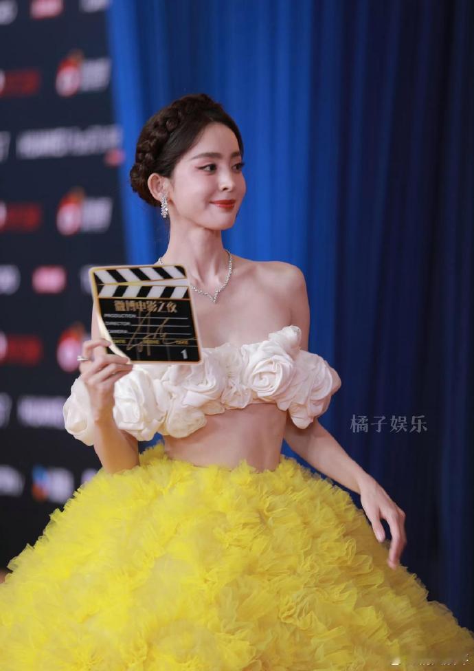 娜扎这个抹胸要是掉了怎么办，这服装有点尴尬啊 