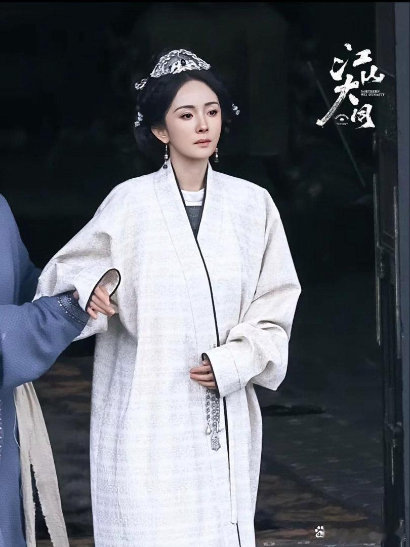别人演破碎感是哭，杨幂演破碎感是——你隔着屏幕都觉得疼。冯湮儿，一个名字就够be