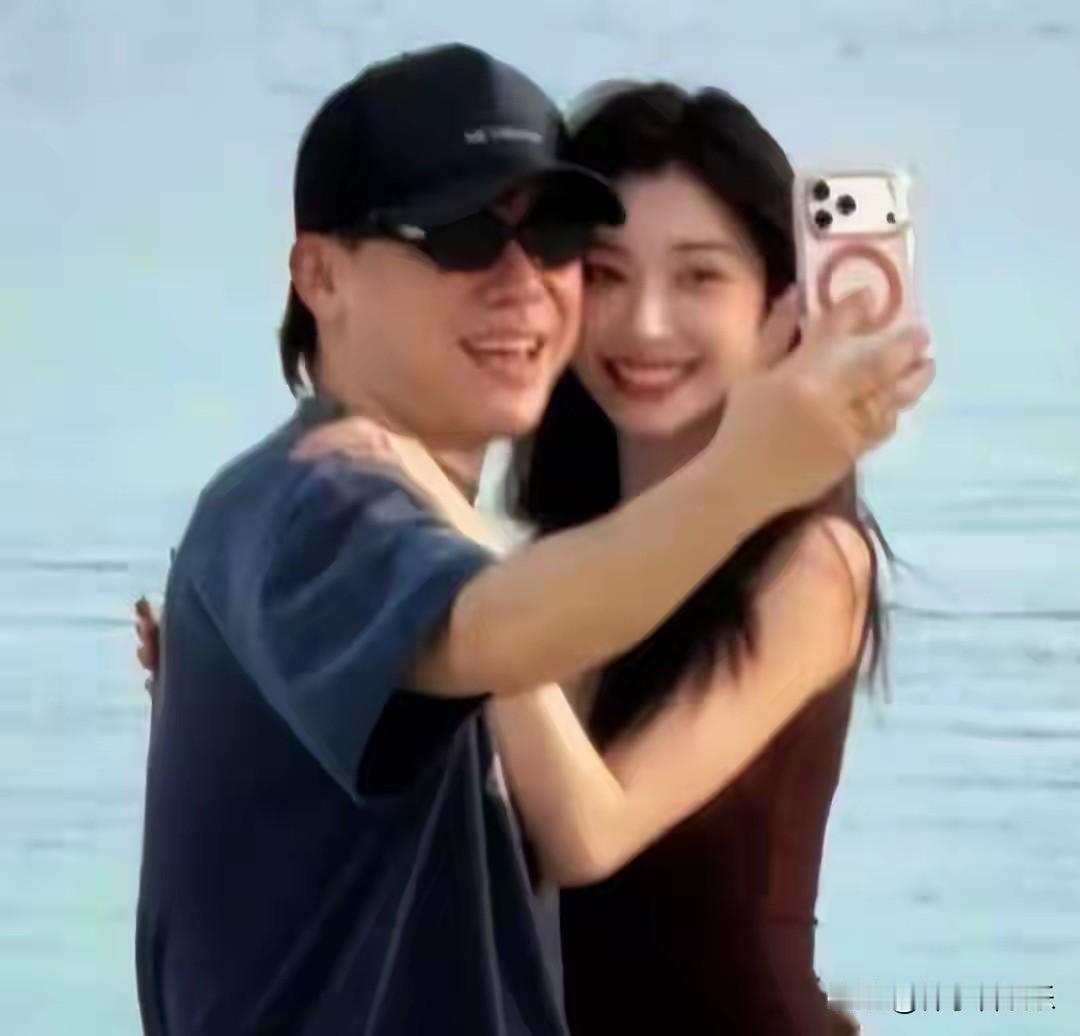 2025年11月20日，一则“胡彦斌易梦玲马尔代夫热吻”的爆料如同一颗重磅炸弹，