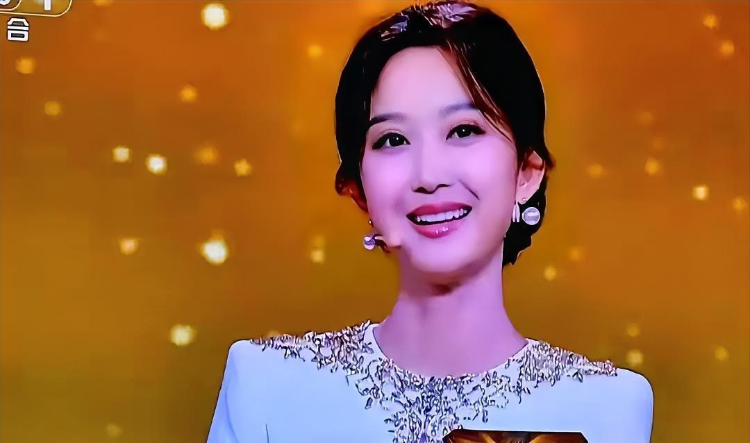 没想到，今年春晚最大的“意外”
不是节目，而是这位39岁的新人女主持 🎤

央