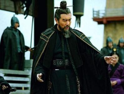 194年，曹操的父亲曹嵩死得极其窝囊。 
 
堂堂司空之父，昔日太尉，手里揣着一