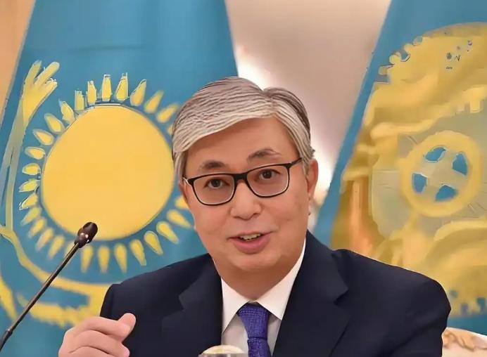 托卡耶夫不声不响搞了个大动作，不仅把国内亲俄派连根拔起，还顺手把西方渗透的大门焊