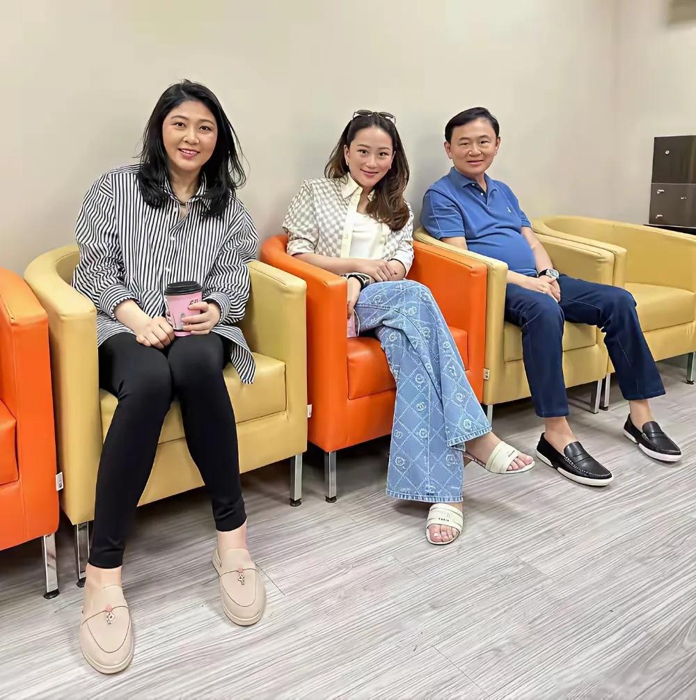 他信和英拉他们坐在那里，轻松的氛围中，他们脸上挂着微笑，手中或许正握着一杯温暖的