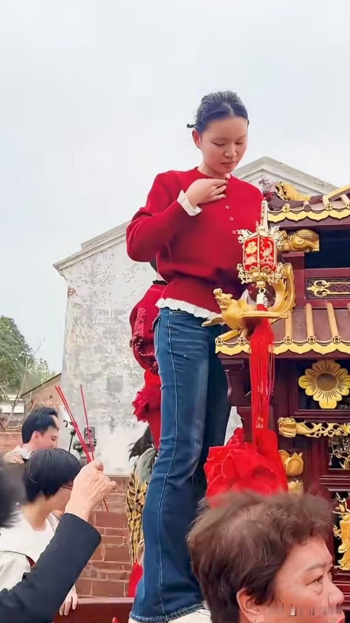 这种表演本质上没什么不同，都是传统文化习俗，有些东西谁能说的清？人的思维是广泛的