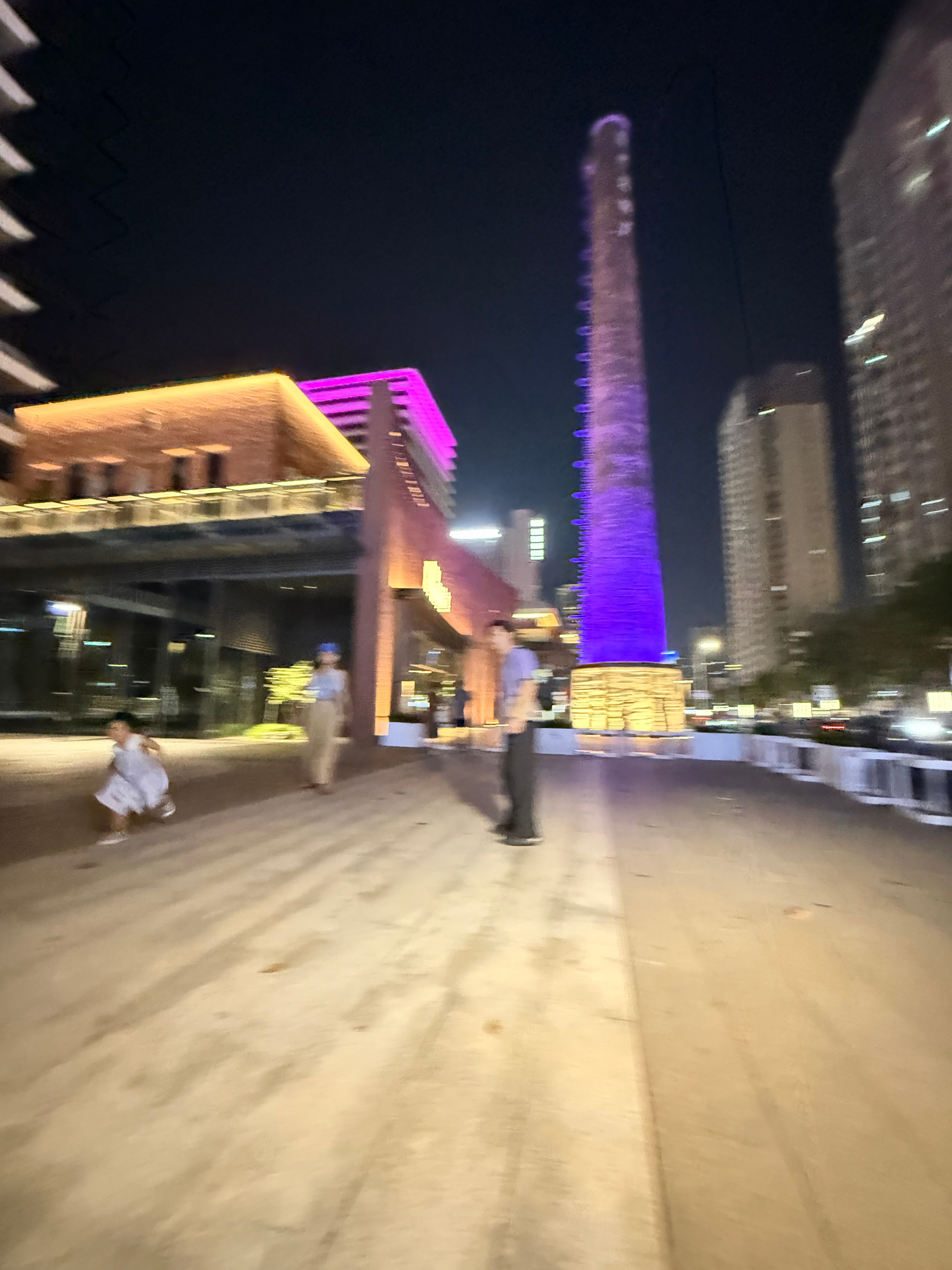 现在带球宝出门也累成狗，因为她没完没了的奔跑，而且几乎是让她干嘛她就偏不干嘛，跟
