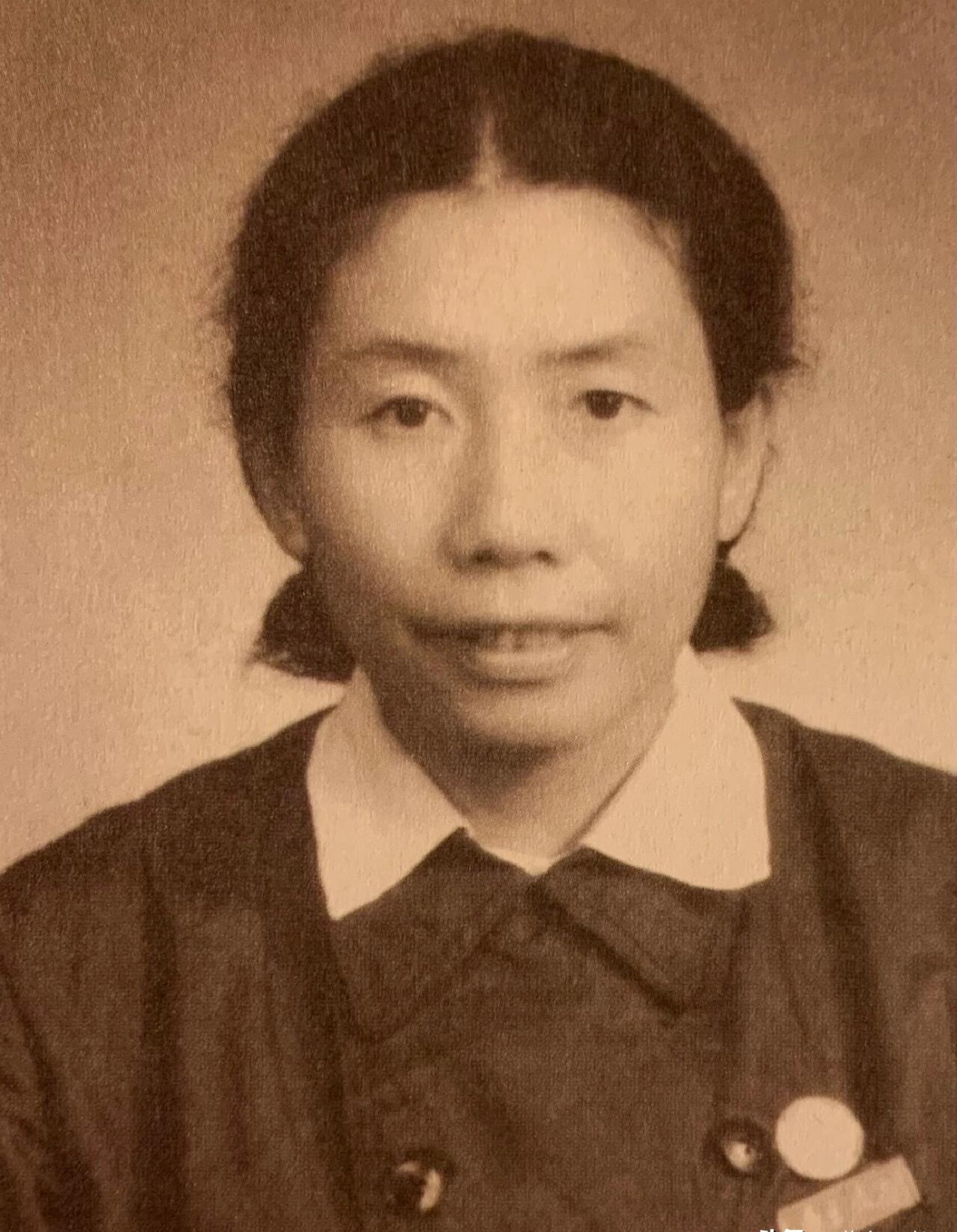 在南京博物院后山，一块普通石碑写着"曾昭燏之墓"。她活着时是南博馆长，主持过南唐