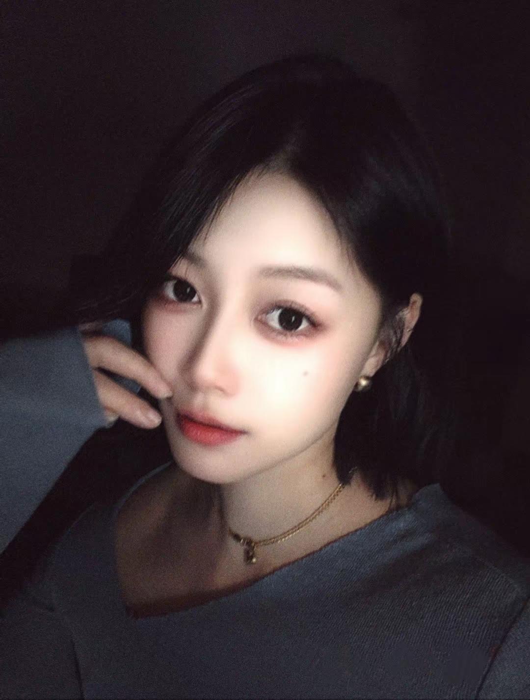 纵你阅人何其多 ，再无一人恰似我黑短发 姐姐