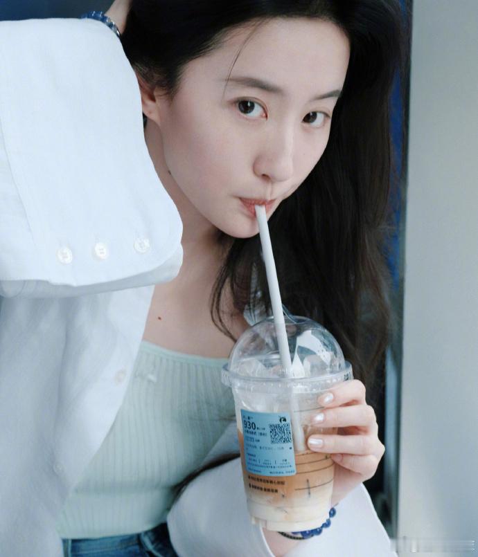 刘亦菲素颜女大 刘亦菲素颜依旧能打，谁还能分出她和从前的模样！我小时候她长这样，