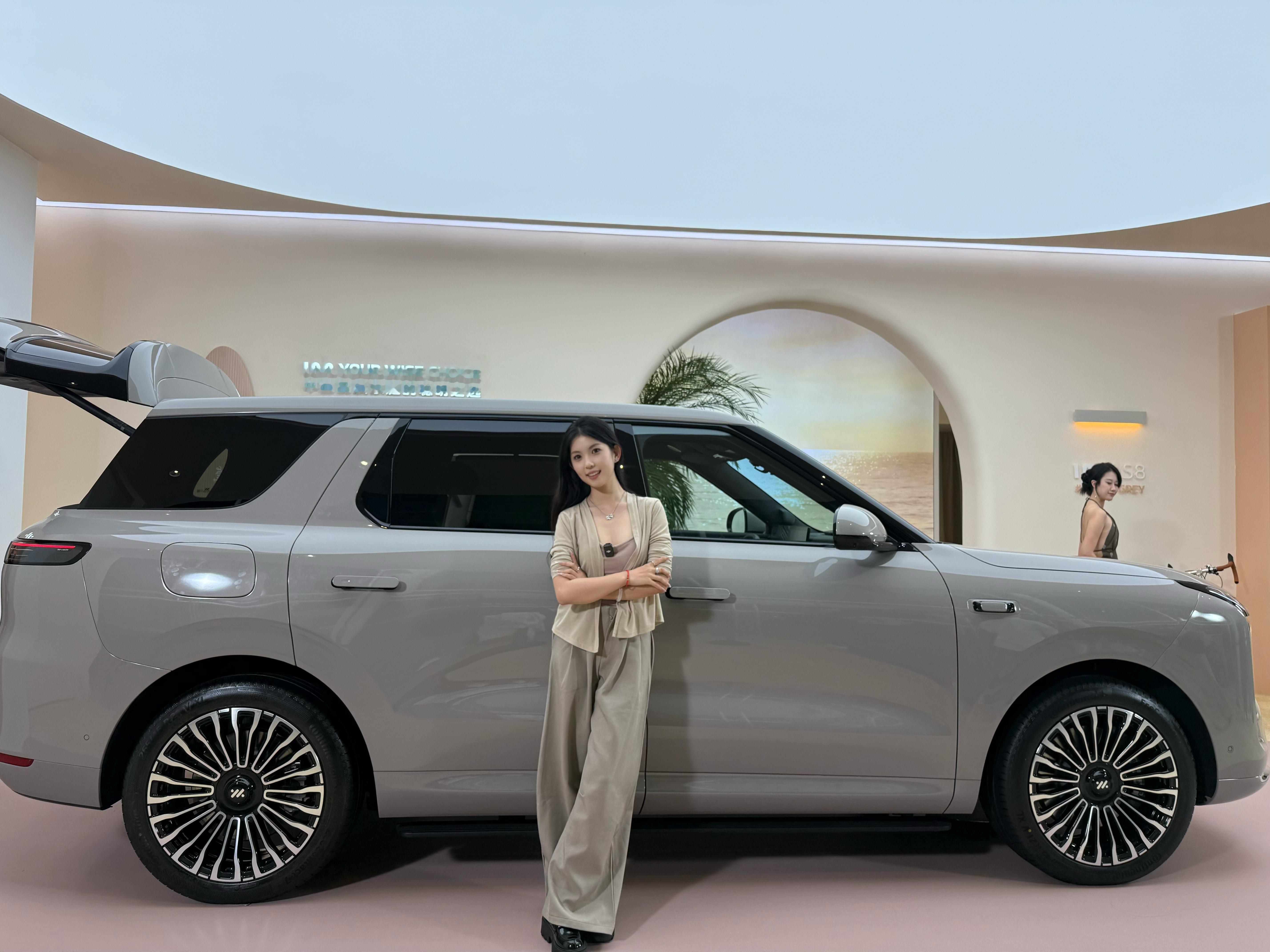 智己LS8售价24.98万-29.98万。大家觉得价格怎么样！