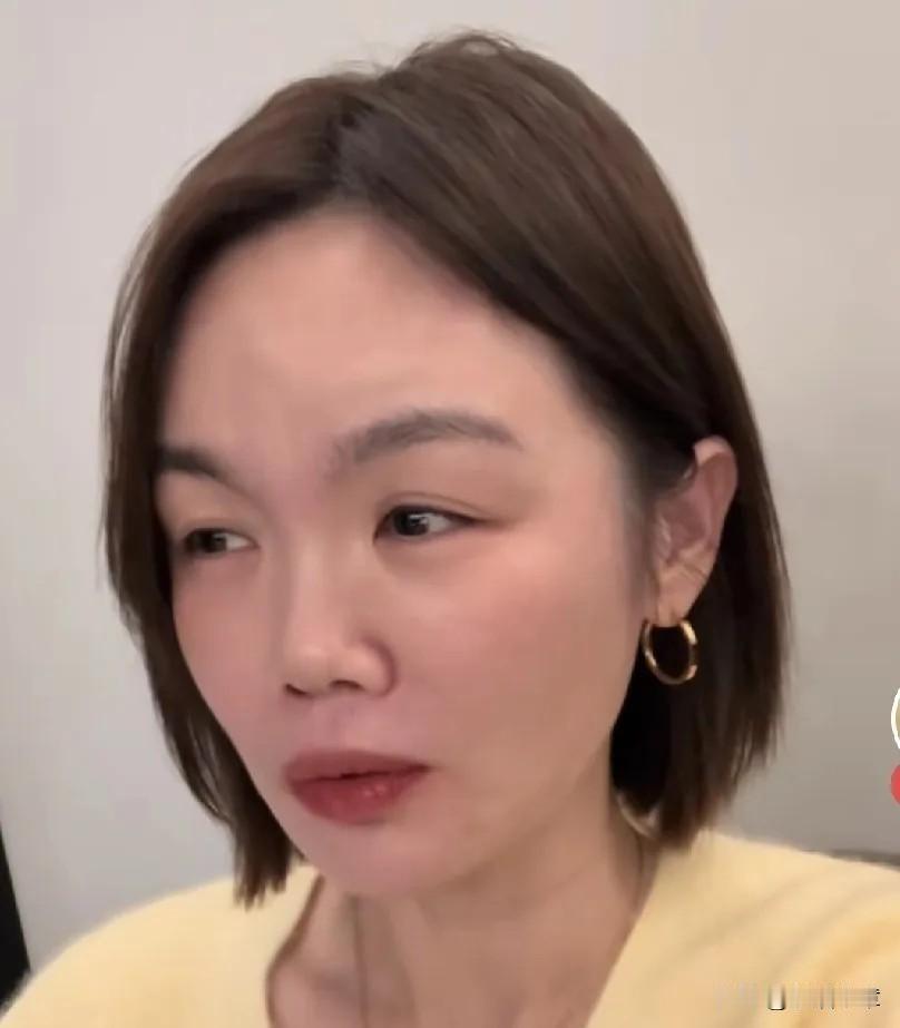 四十一岁的赵总离开职场后，整个人像被抽掉了筋骨。

昔日雷厉风行的销售总监，如今