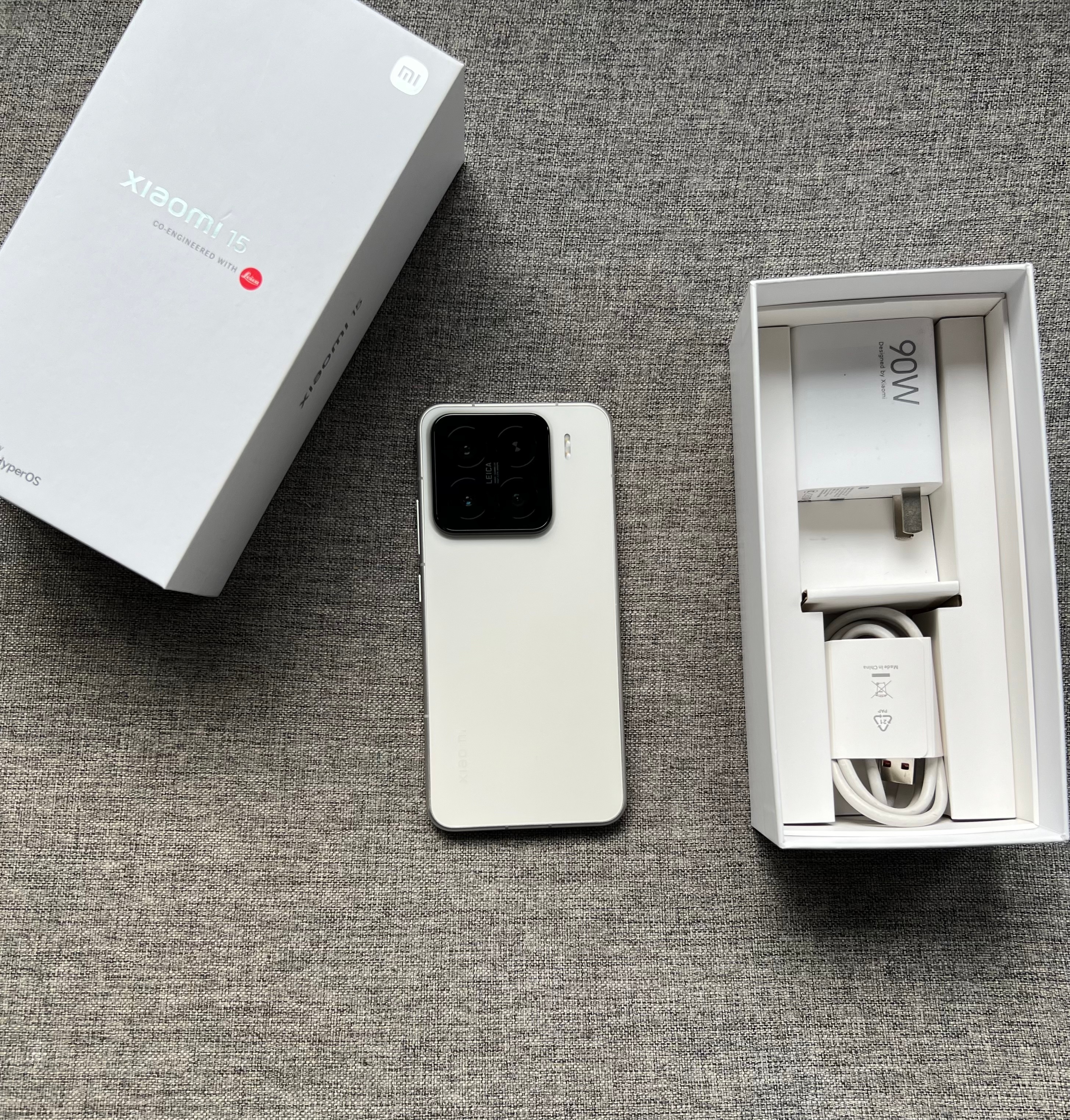 小米15 16+1TB 白色，屏幕完美，中框小磕碰掉漆，带盒子充电器，电池效率9