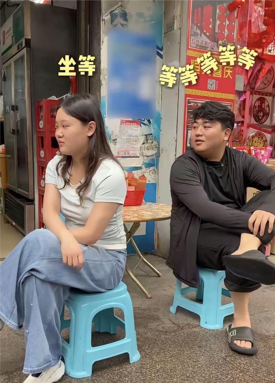全进华真的是太随意了，全进华带着张家齐吃炒粉，两人坐炒粉店边上，望着师傅的才艺，