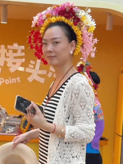 #妈妈看到化老年妆女儿瞬间红眶#  这个社会原本只有女儿看着母亲慢慢变老，而且是