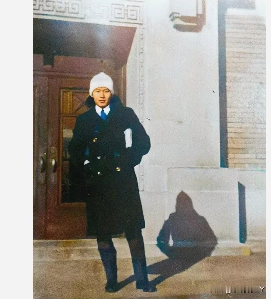 这便是孙立人将军年轻时的真实模样，这不是演员扮演的，貌相清晰可辨，这张珍贵的老照