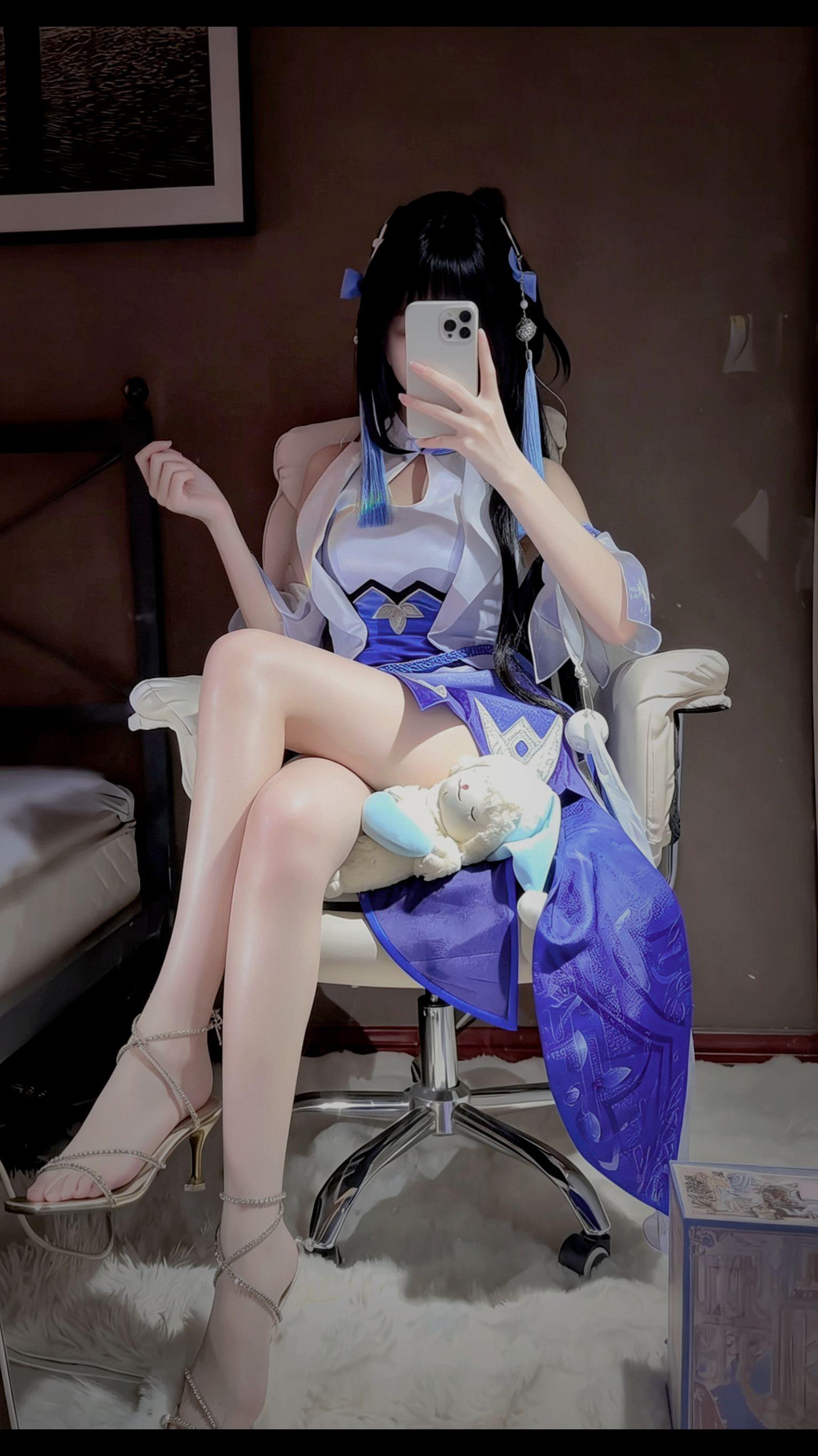 「月色与雪色之间，你是第三种绝色。」