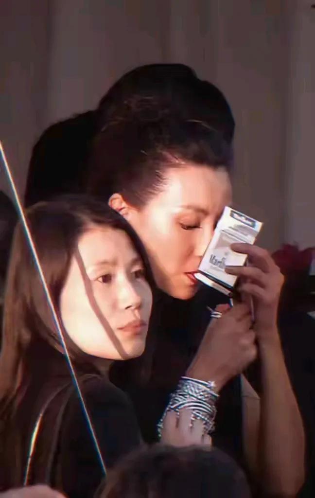 张曼玉就算抽烟也还是那么有范儿！昔日气质女神张曼玉又回来了，很难得。张曼玉不算漂