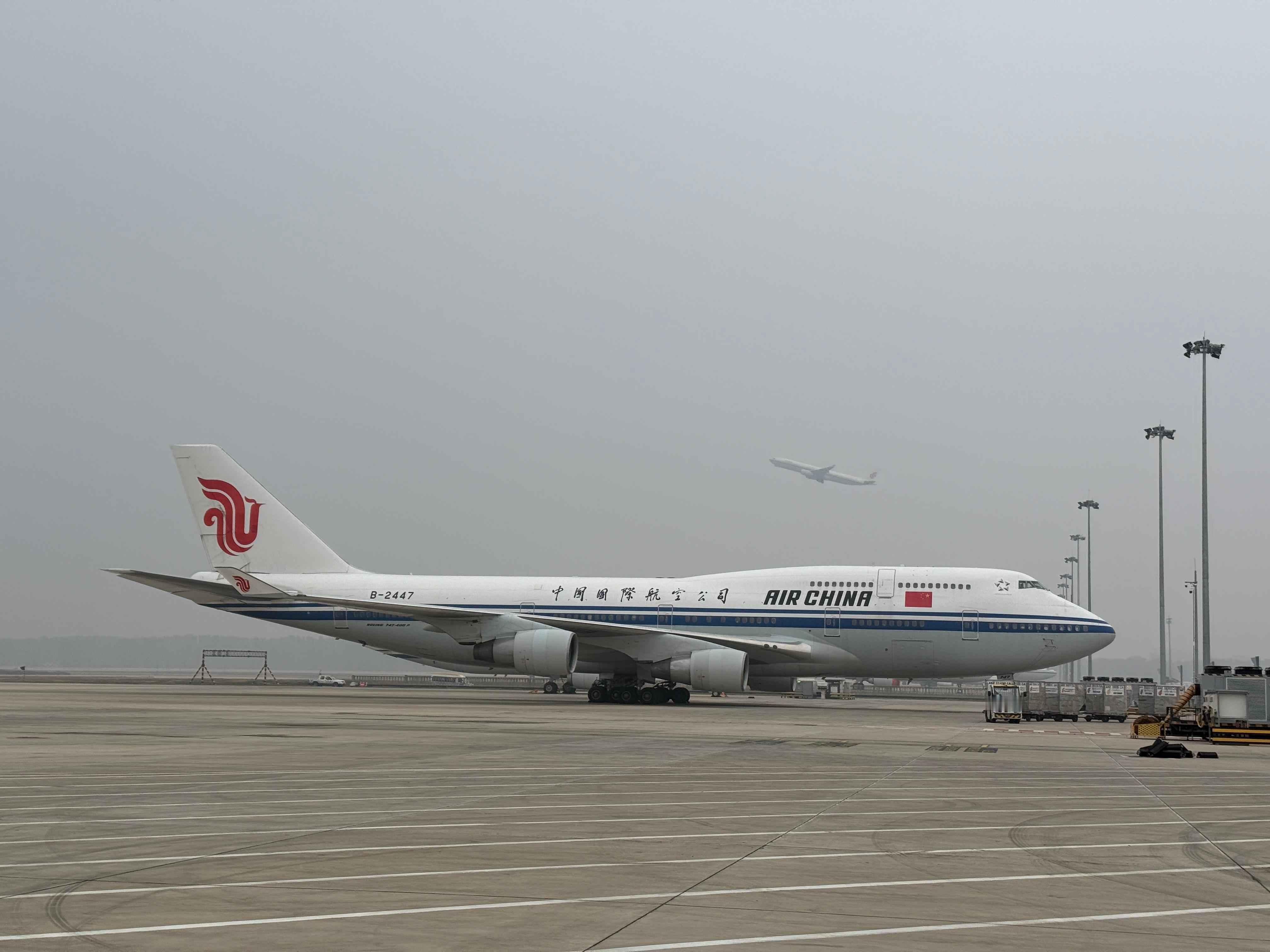 今天登机前看到旁边停着B-2447的波音747-400，太漂亮了，查了一下是北京