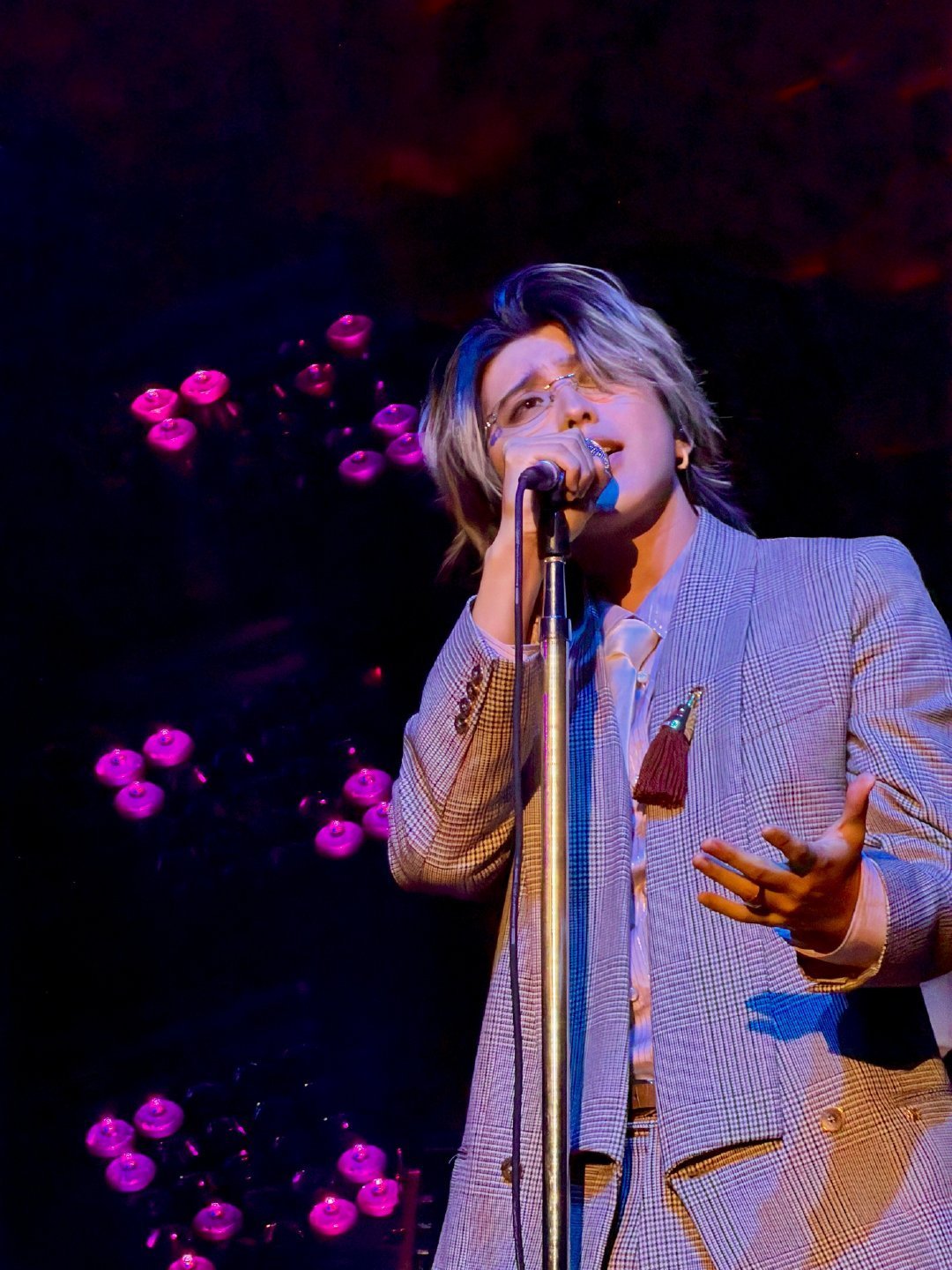 蔡徐坤演唱会中场休息不到30秒洛杉矶演出现场，13首唱跳曲目全程无垫音全开麦，中