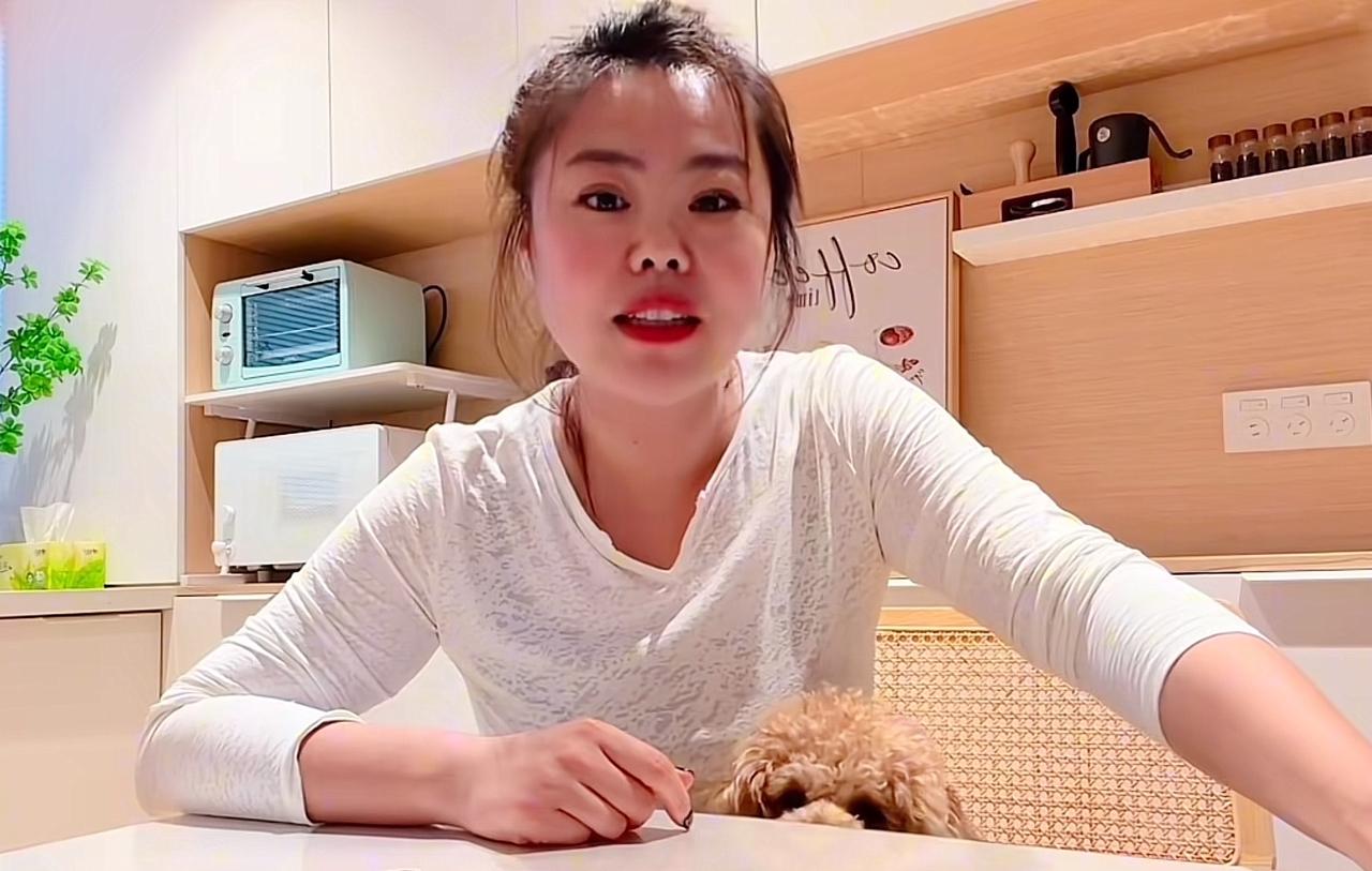 苦茶丹丹香，我捡这只狗，三针疫苗打完两针！
苦茶讲述捡狗经历，这故事编的，漏洞百