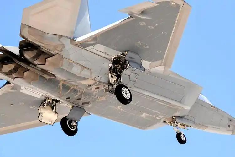 F-22终于要配红外吊舱了？全球最强空优战机"视力升级"背后藏着啥？
 
202
