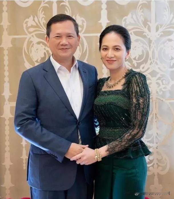 洪森儿子洪玛奈虽然执政水平一般，但找老婆的眼光倒是一流！

洪玛奈妻子碧占莫妮，