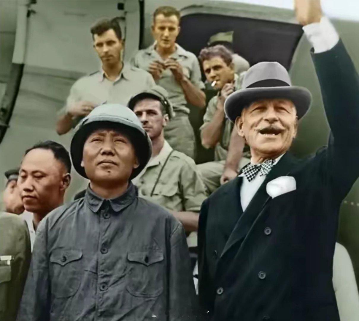 1945年8月22日，毛主席朴素的衣着，高瞻远瞩的战略眼光，高超的政治和大胆的外