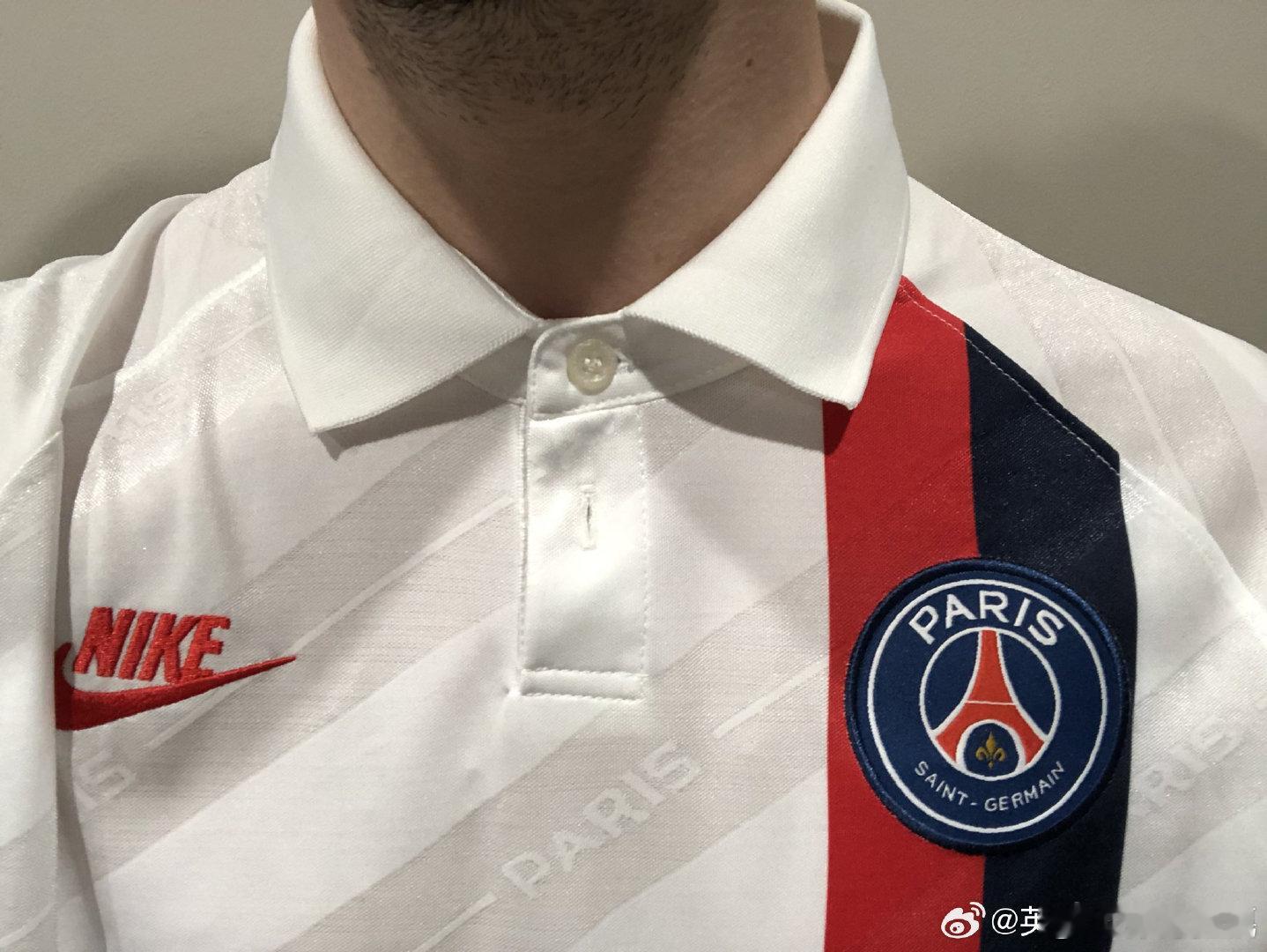 【球衣还能这么穿💡】有位球迷分享了自己对球衣的妙用：他要去参加圣诞节晚宴，但因