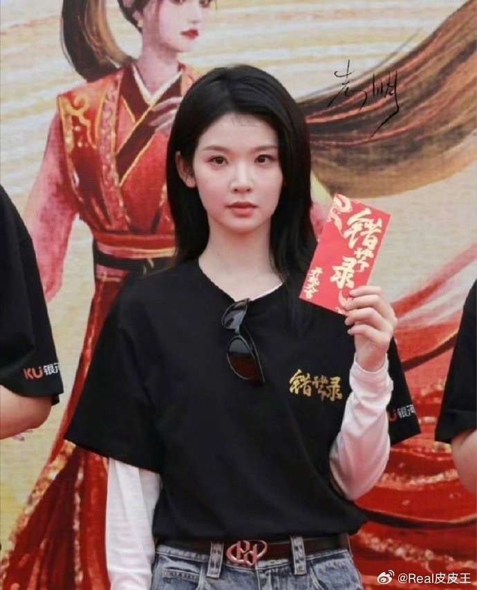 《错世录》今日开机，张淼怡面部状态变化过大，而引发热议，随后工作室特意回应，称“