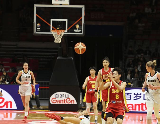 不是因为内线优势挤压外线空间，而是因为外线拉胯从而使内线成为为数不多的亮点。在外