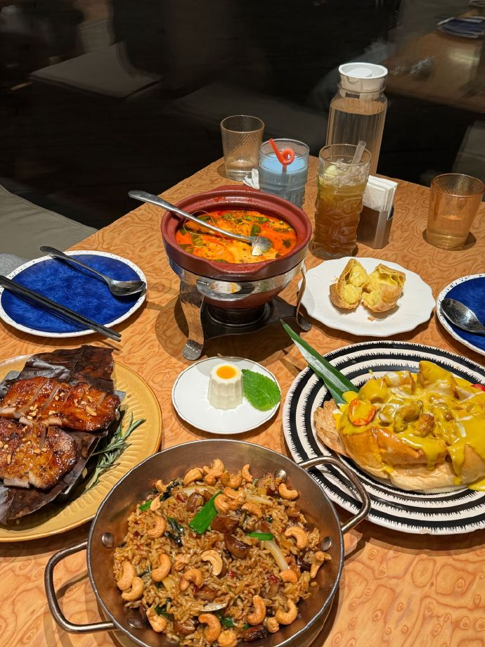 𝐨𝐧𝐞𝐬𝐞𝐥𝐟 🍹🍰“有点钱全炫嘴里了  苦了谁都不能苦了我的