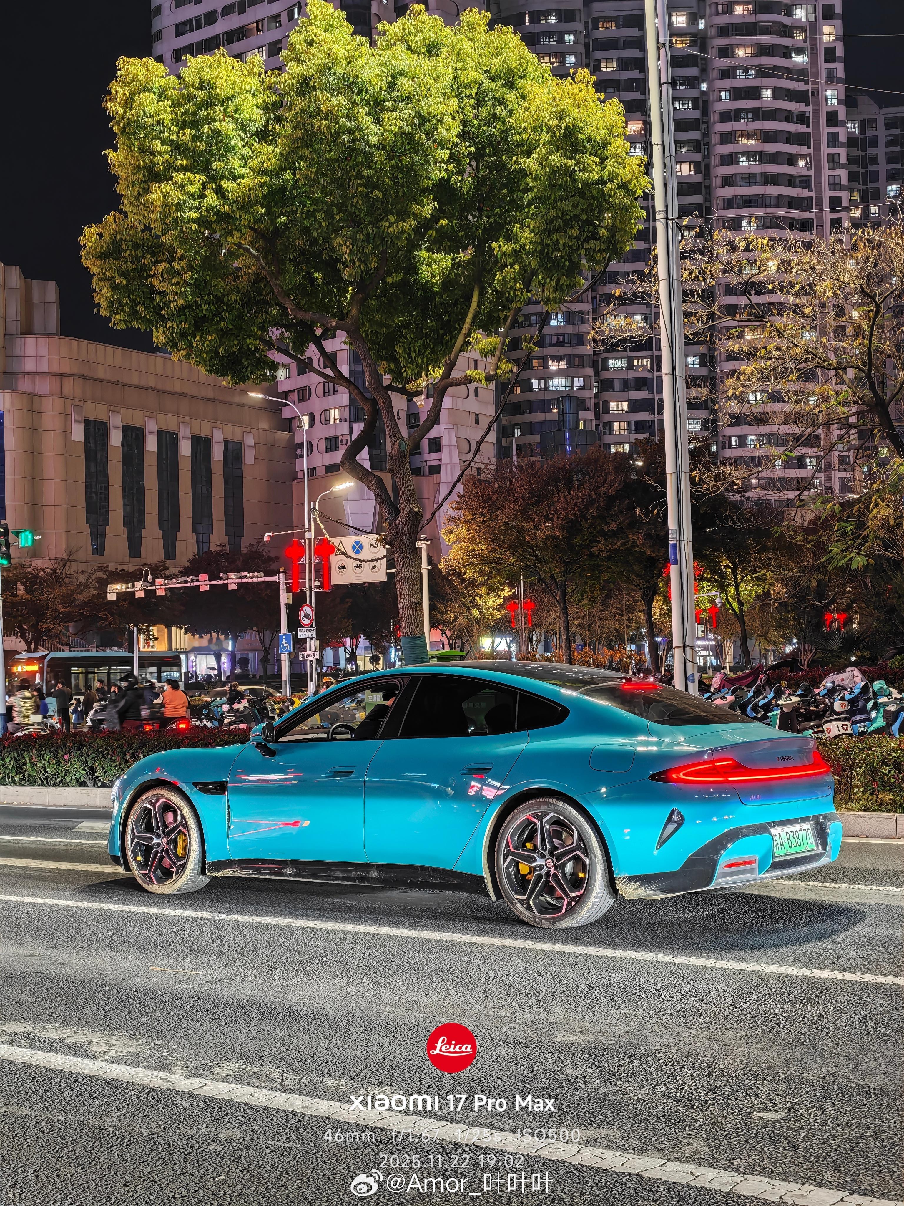 这小米SU7上市都快2年了，海湾蓝车漆还是亮眼啊，耐看且好看，一点都不落伍。 