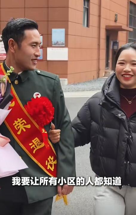 贵州，一位年轻漂亮女子带着自己的儿子，独自在小区遛弯，但邻居始终不见女子丈夫出现
