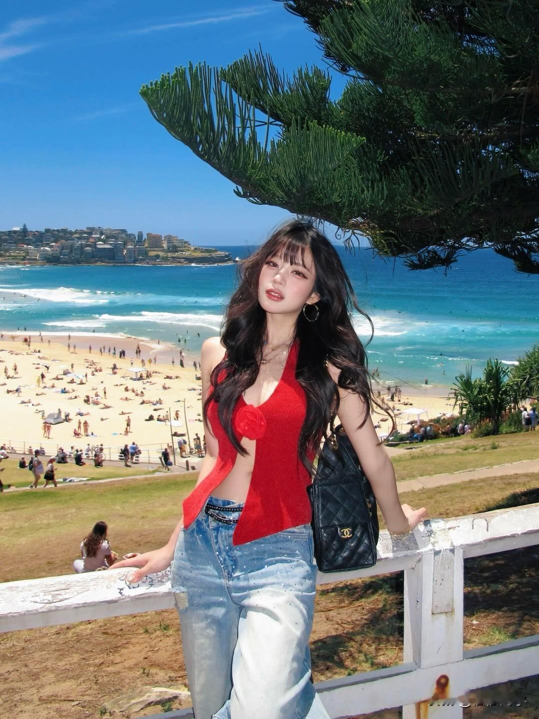“碧海潮生处，美人倚栏杆”，这画面想想就绝美。碧海翻涌，浪涛声声，似在诉说着无尽