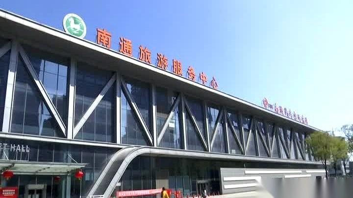 南通汽车东站的检票口，一个工作人员拿喇叭的手垂在身侧，扭头对另一个说：“别喊去如