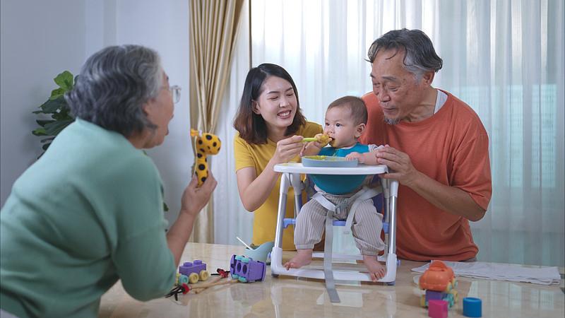 儿子已经上大学，公婆却迟迟没有回老家，该如何妥善沟通

有个家庭难题让人左右为难