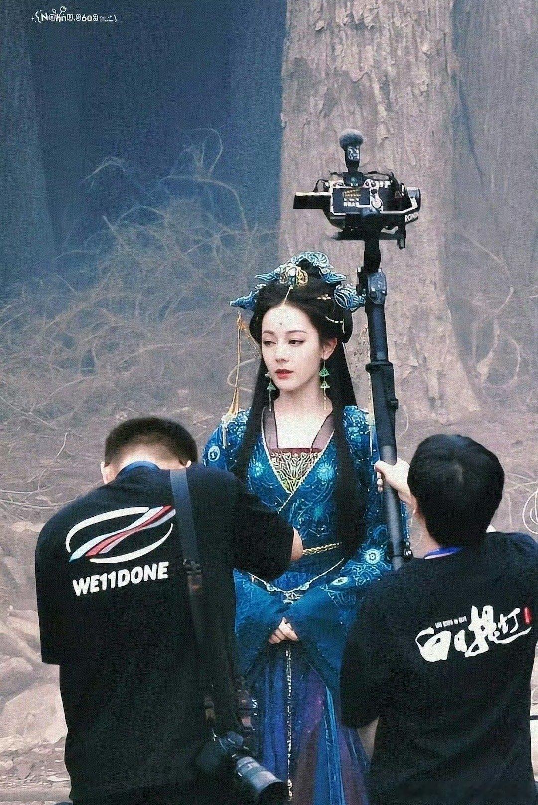 #迪丽热巴慕胥辞海报造型# 蓦然回首，瞧这独特风华，谁能不为之动容！每一张照片，