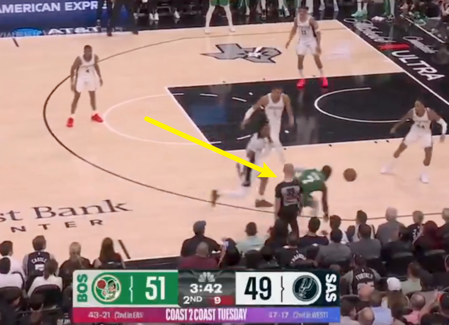 这么明显的推人犯规，福特就在跟前看着不作为，难怪我伦暴怒😡！ 