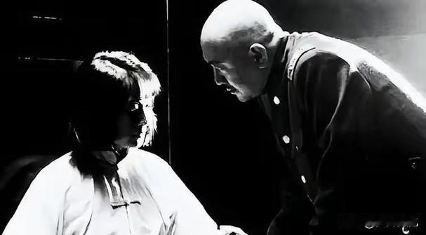 1941年，汉奸头子周世奎半夜审讯女地下党，当他掀开对方头发时，却瞬间面如死灰，